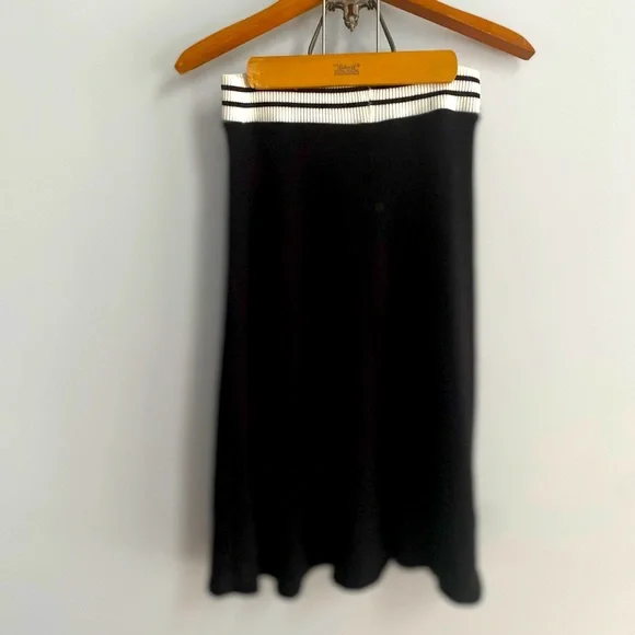 🦋 3/$15 Nabee sporty skirt with black & white waistband - Picture 1 of 6